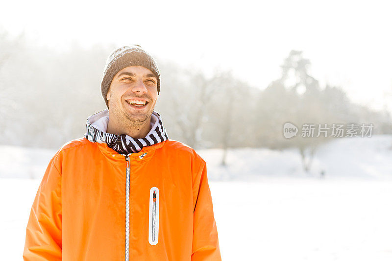 雪地上笑着的年轻人的肖像