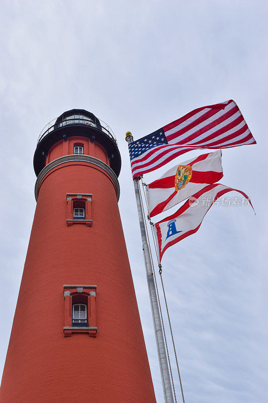 代托纳海滩庞塞湾灯塔上的旗帜