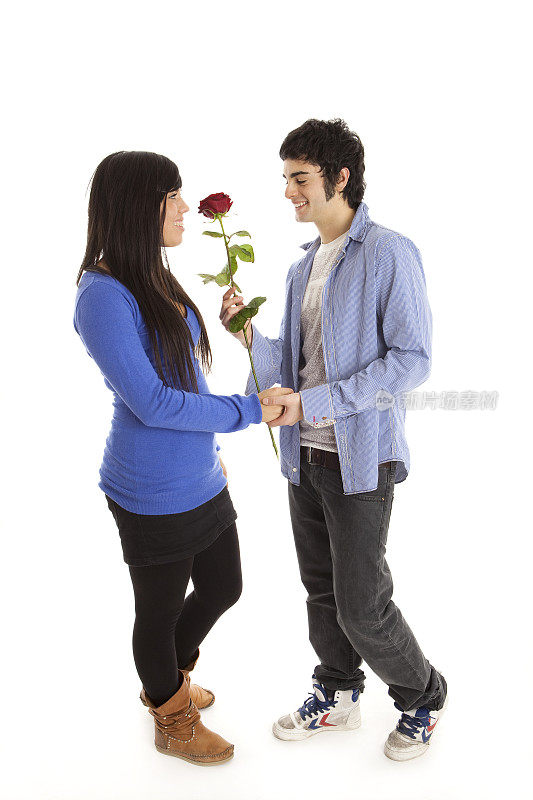 小伙子送给女友一朵玫瑰