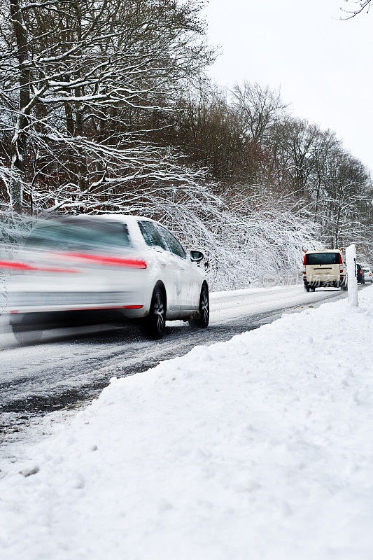 道路上冰雪覆盖，冬季行车状况良好