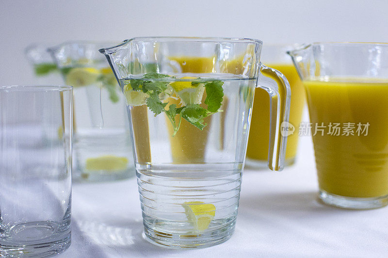 用玻璃杯盛满柠檬汁和橙汁