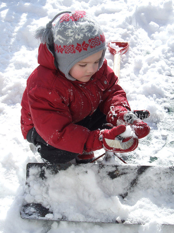男孩在雪中玩耍