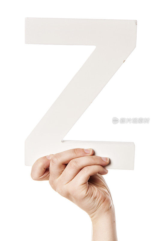 女性手举三维大写字母Z