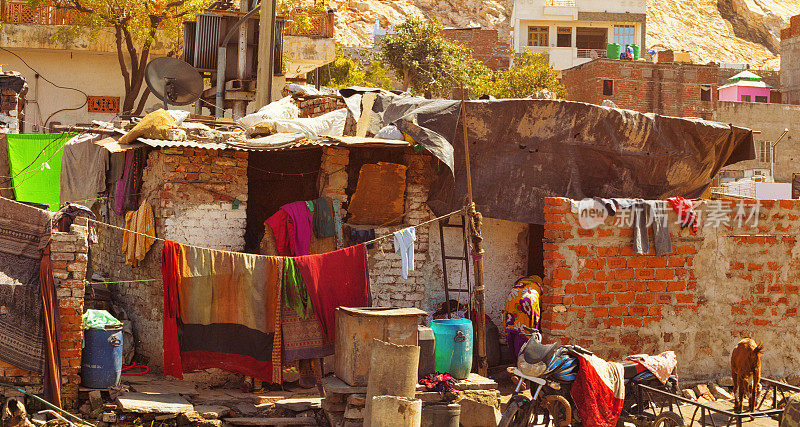 印度斋浦尔贫困地区的棚屋