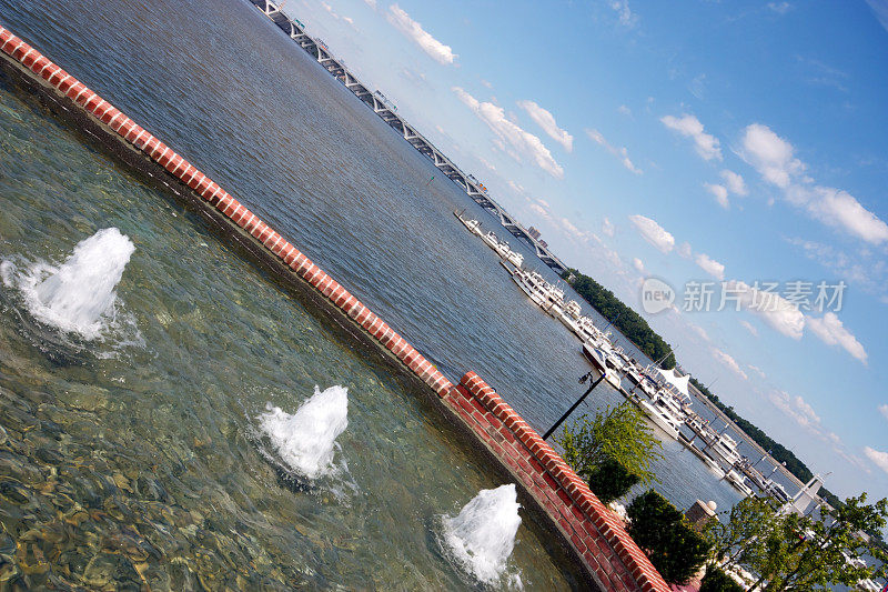 喷泉俯瞰河流和码头