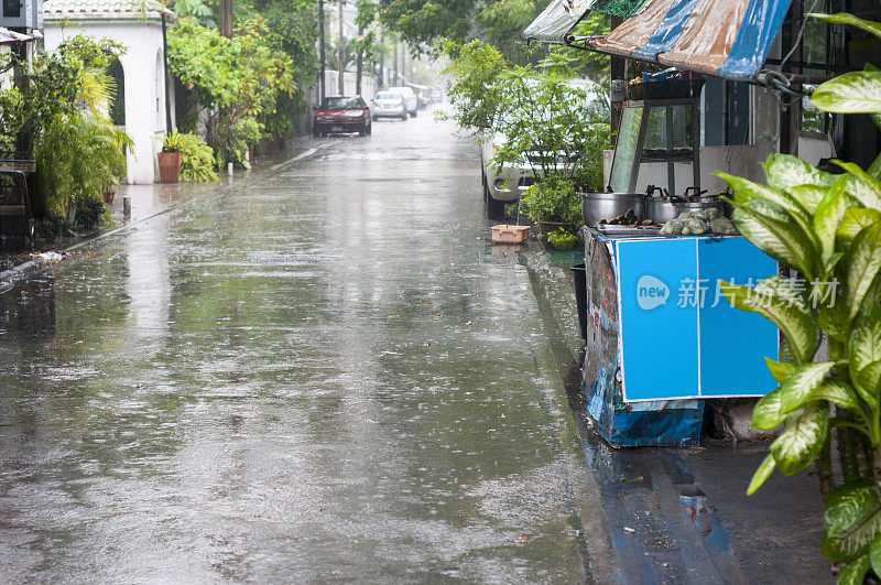 雨中的曼谷郊区街道