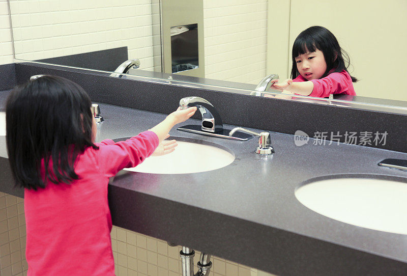女孩洗手