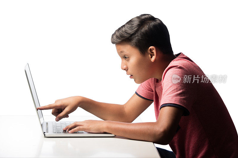 十几岁的男孩试图仔细看笔记本电脑