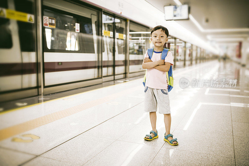 地铁上的小男孩