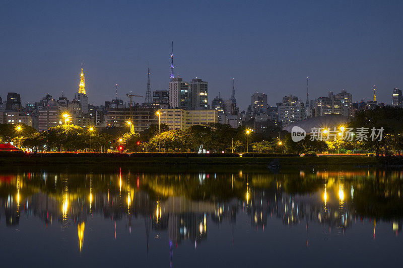 圣保罗的夜景-伊比拉普埃拉公园