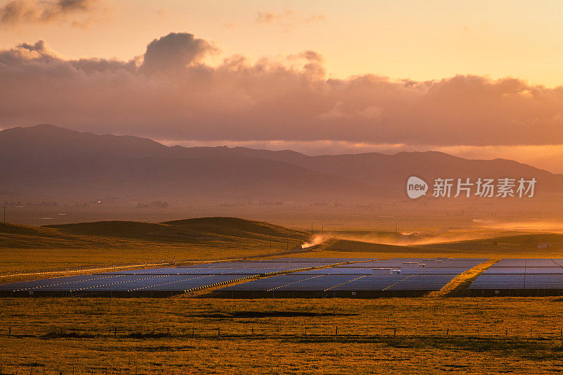 卡瑞佐平原日落时分的加州山谷太阳能牧场