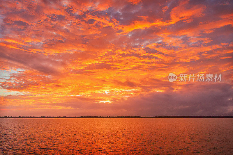 巴西亚马逊河上的神奇日落