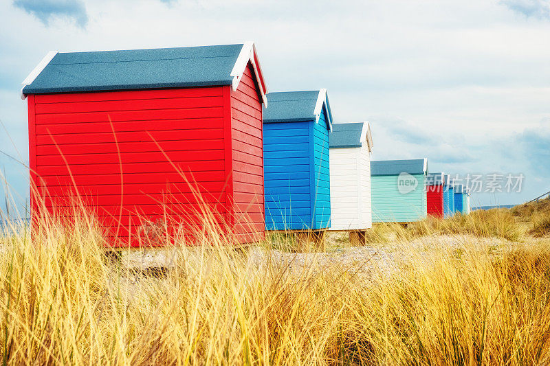 一排排五颜六色的海滩小屋