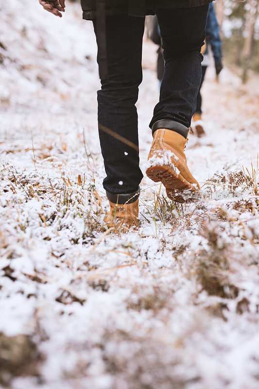 近距离的旅行者靴子在雪地里