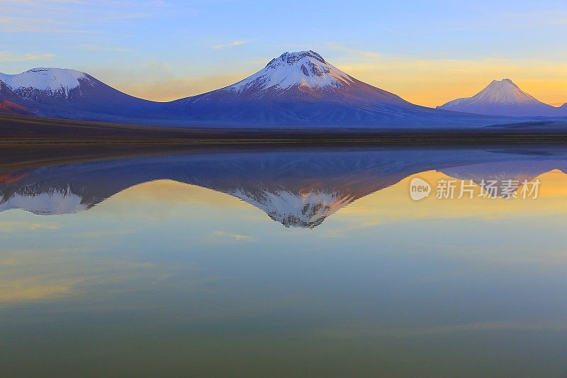 拉古纳勒加，勒加湖反射在戏剧性的金色日出，火山和田诗式的阿塔卡马沙漠高原与Lascar火山，火山景观全景-圣佩德罗阿塔卡马，智利，Bolívia和阿根廷边境