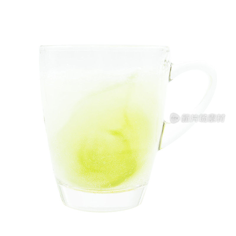 玻璃杯上的柠檬水补酒