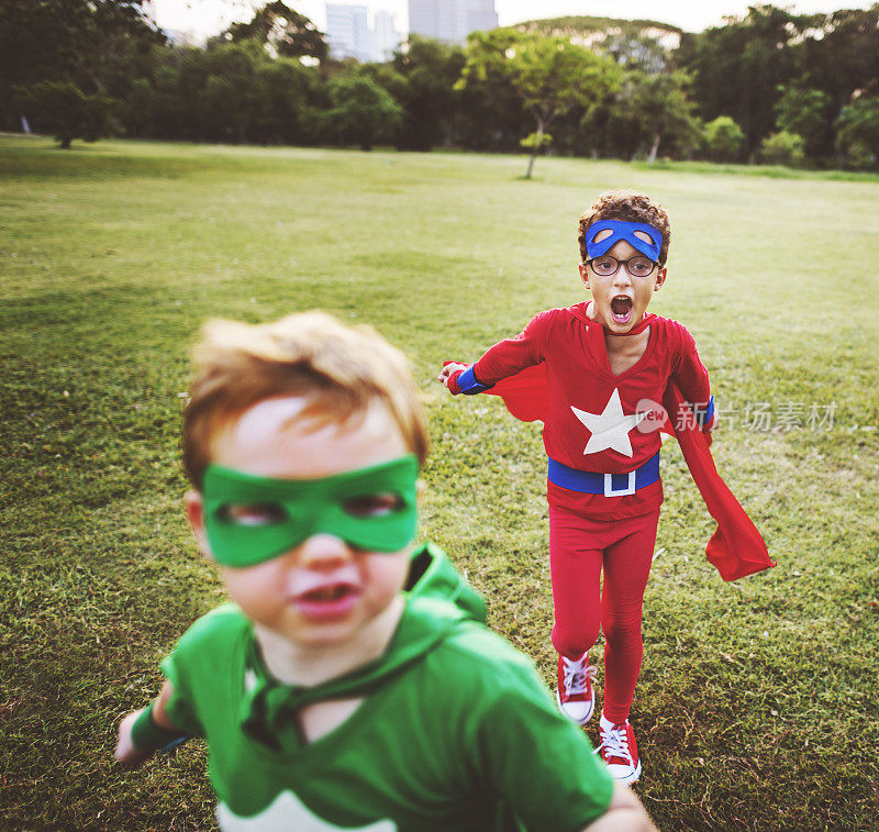 超级英雄的孩子渴望想象好玩的有趣的概念