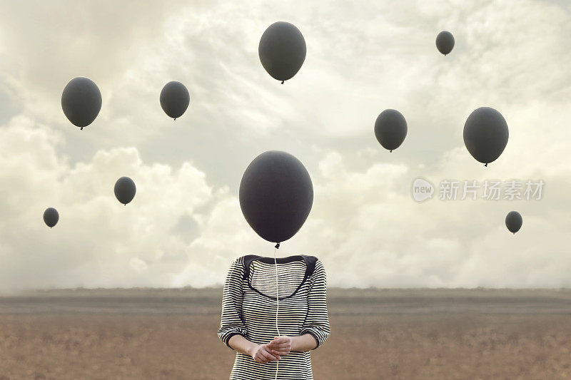 女人和飞翔的黑色气球的超现实形象