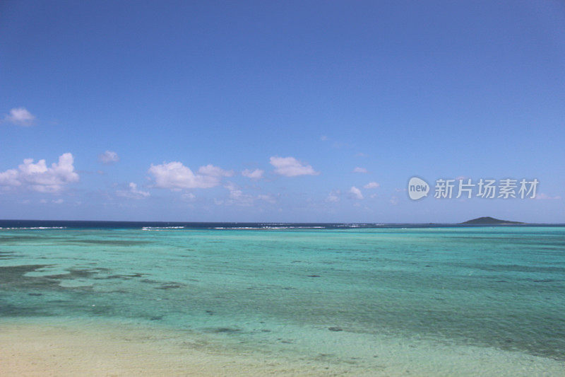蓝天和大海，日本冲绳县宫古岛海边的海滩