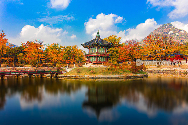 韩国首尔庆福宫的秋季。