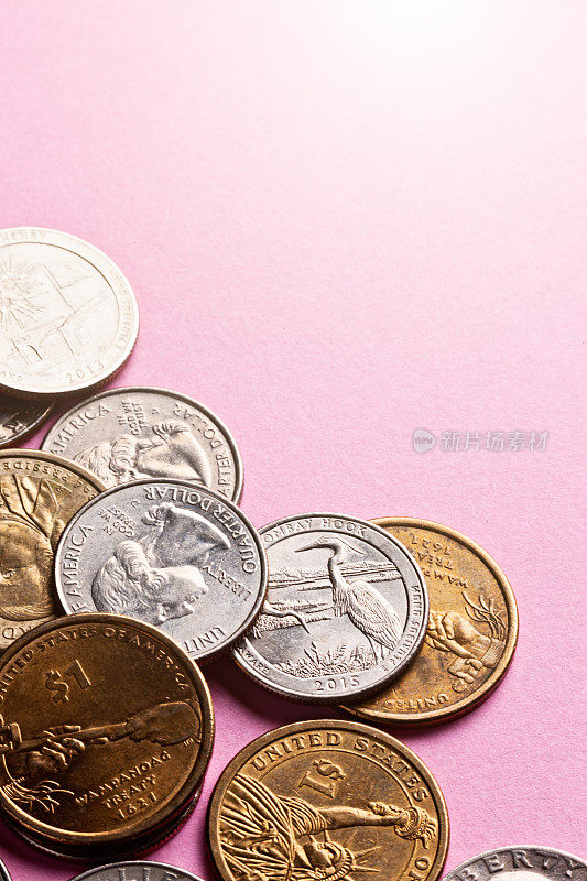 女性购买力:粉红色背景的混合美国硬币