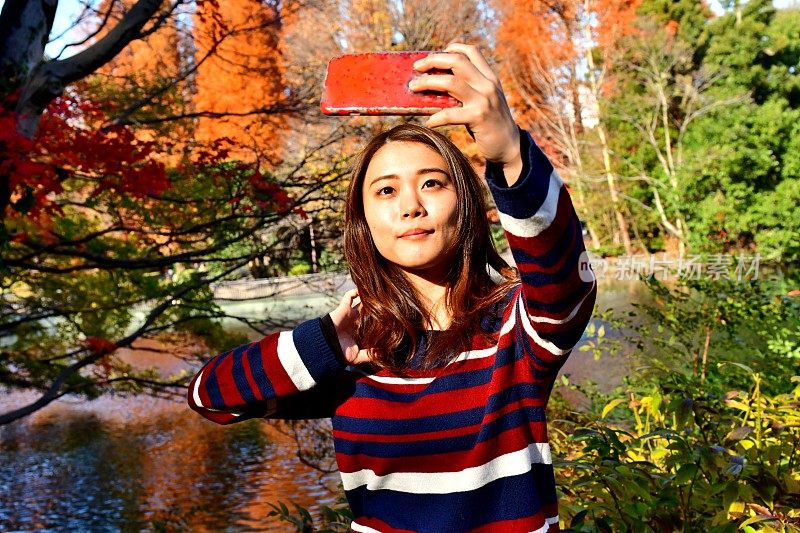日本一名年轻女子在猪岛秋色公园自拍