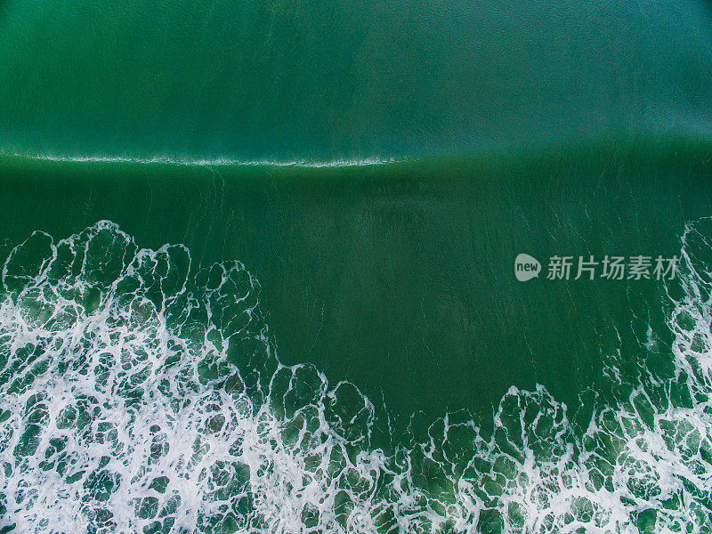 海浪粉碎海岸的鸟瞰图。