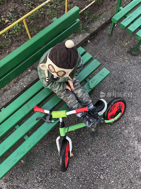 男孩和自行车
