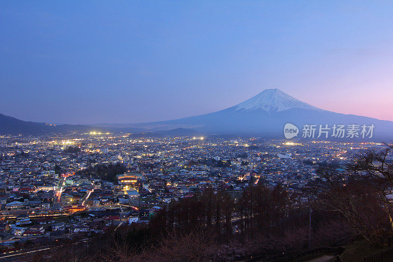 日本富士吉田的荒山神根公园的黄昏美景。这是一个非常受摄影师和游客欢迎的地方。旅游和吸引概念。