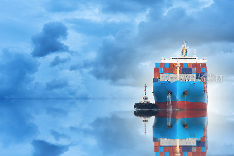 国际集装箱货轮的物流运输与港口吊车桥在海港的黄昏天空为物流进出口背景和运输行业