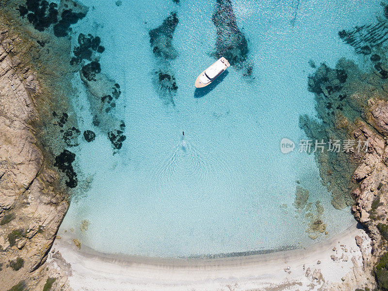 撒丁岛莫里托里奥岛前一艘船的鸟瞰图。令人惊叹的海滩，绿松石和透明的大海。翡翠海岸，撒丁岛，意大利。
