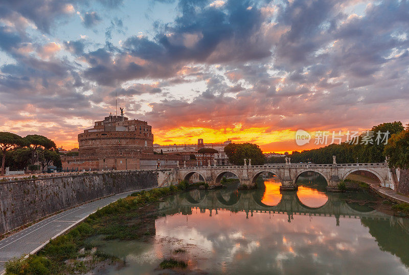 罗马，日出时的圣天使城堡和桥