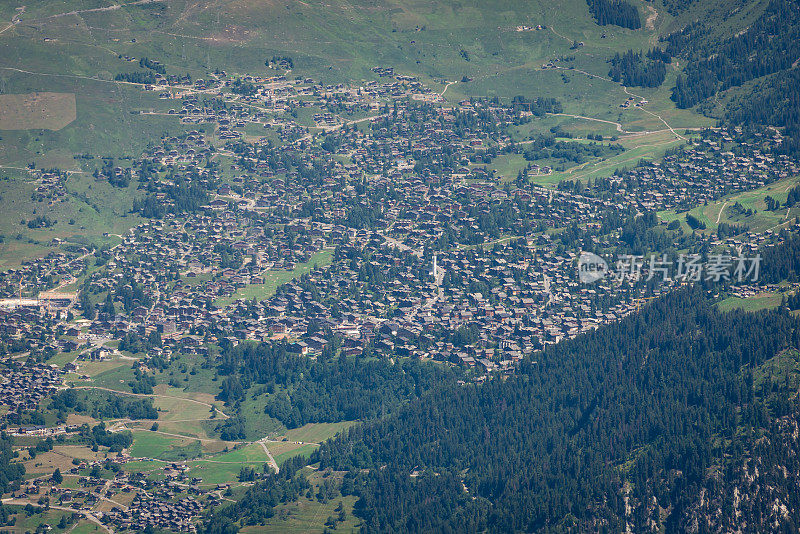 在阿尔卑斯山的瑞士村庄夏天的景色