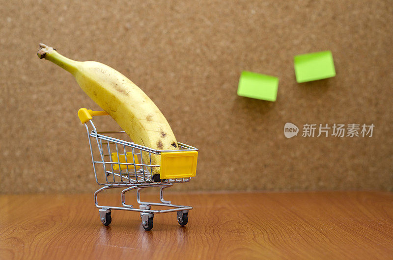 小购物车与香蕉水果玩具