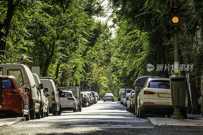 西班牙，马德里，沿街停放的汽车