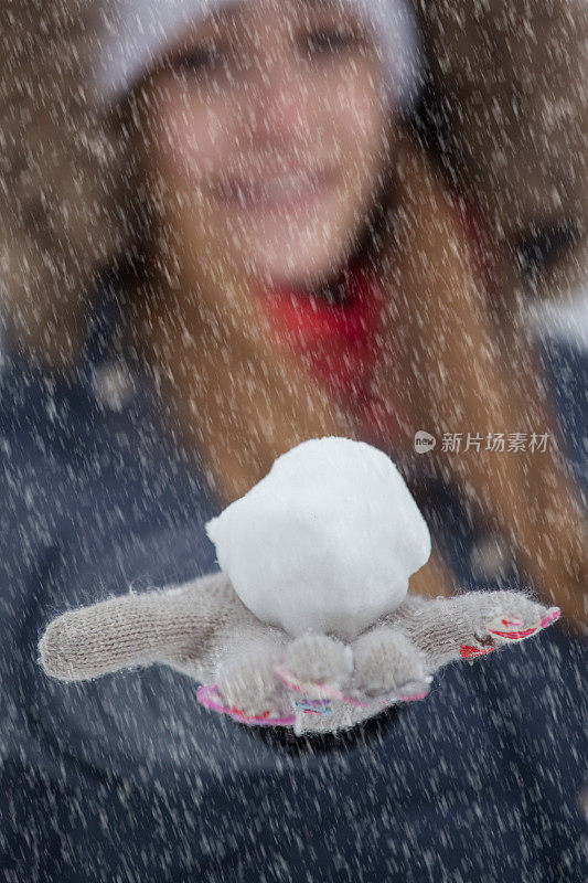 美丽的少女摆姿势的户外，而下雪