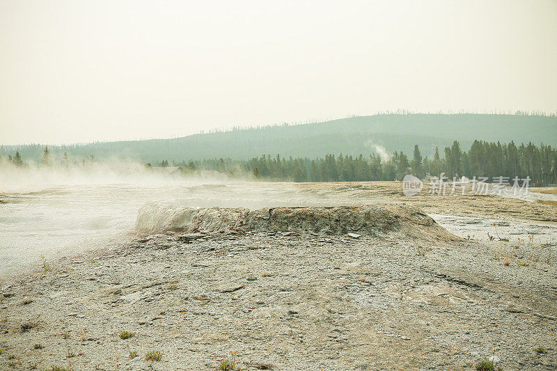 火山蒸汽锥间歇泉，黄石国家公园