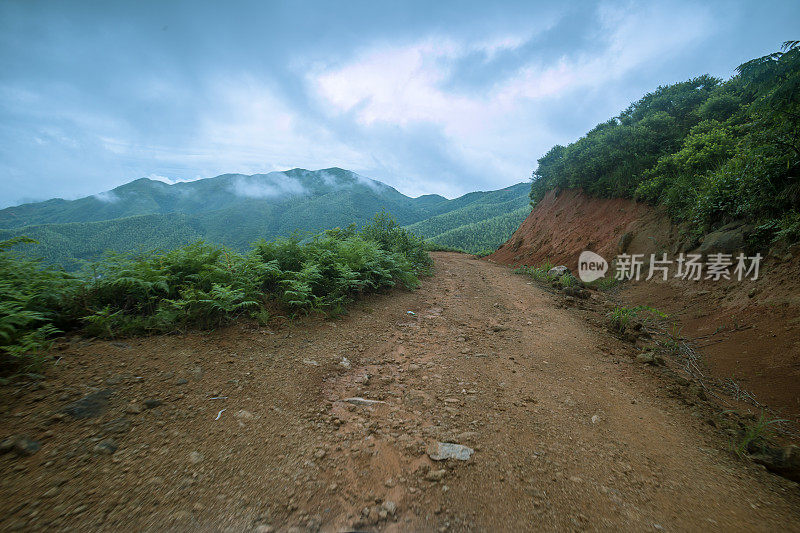 岩石路在阴天与轮胎印汽车商业