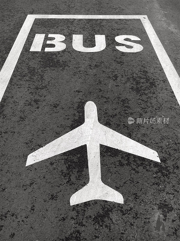 去机场。穿梭巴士站牌。