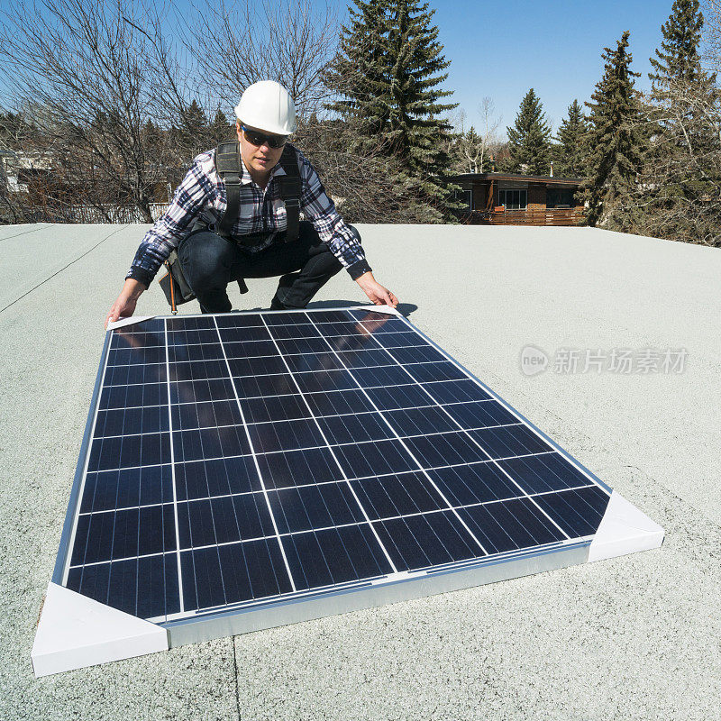 女建筑工人正在安装太阳能电池板