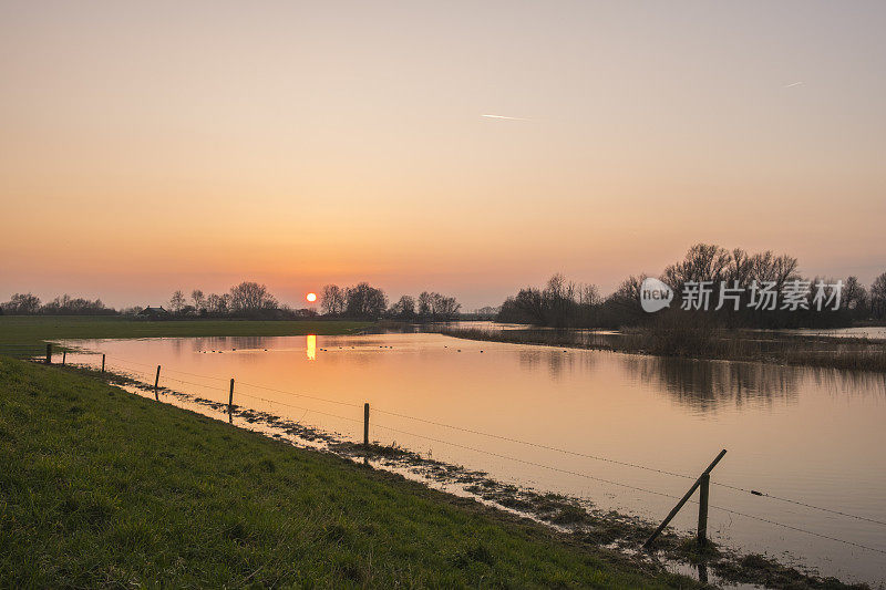荷兰IJssel河泛滥区域的日落