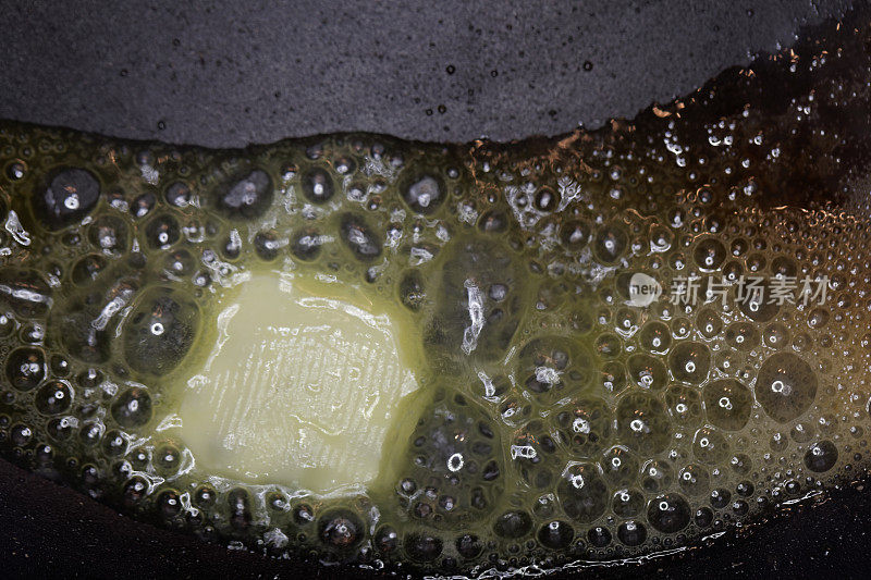 在平底锅里融化黄油