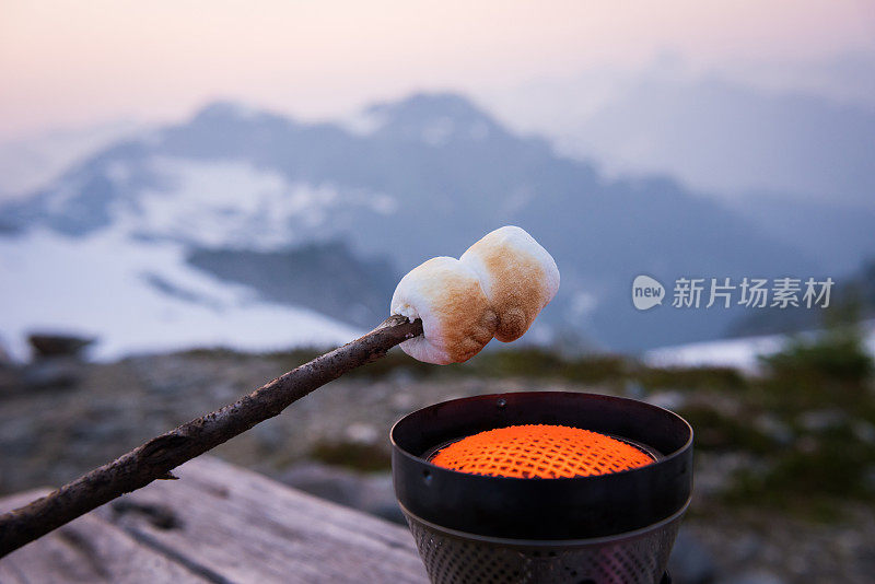 在野营炉上烤棉花糖