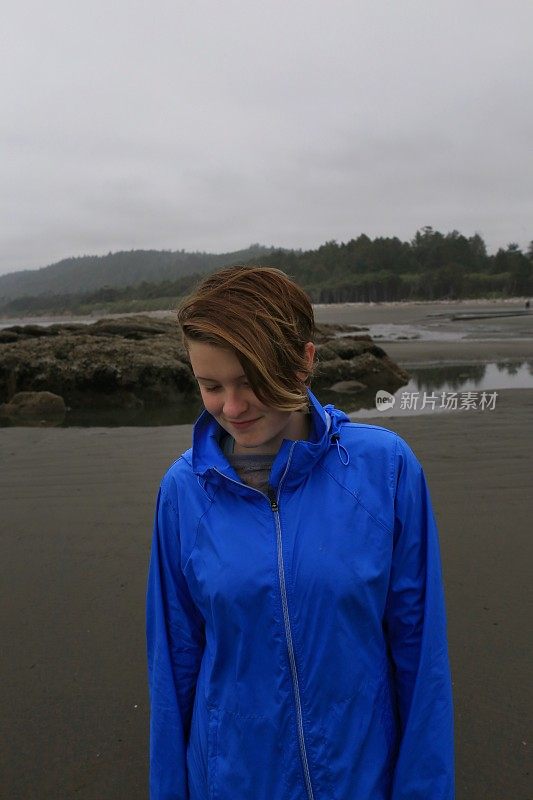 短发女性穿雨夹克，奥林匹克海岸海滩，华盛顿