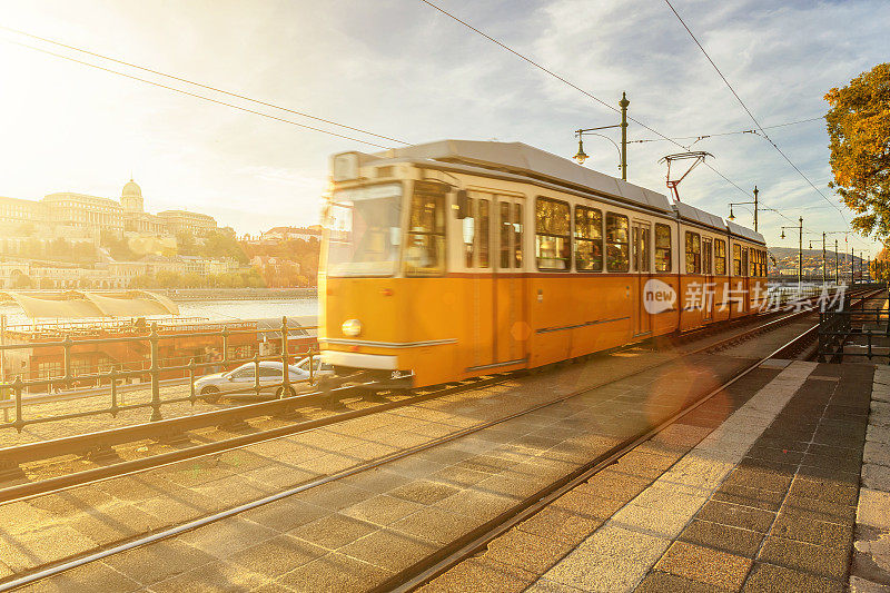 布达佩斯多瑙河上典型的黄色电车