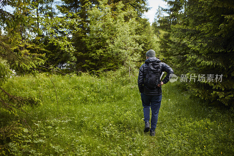 年轻人在山里徒步旅行