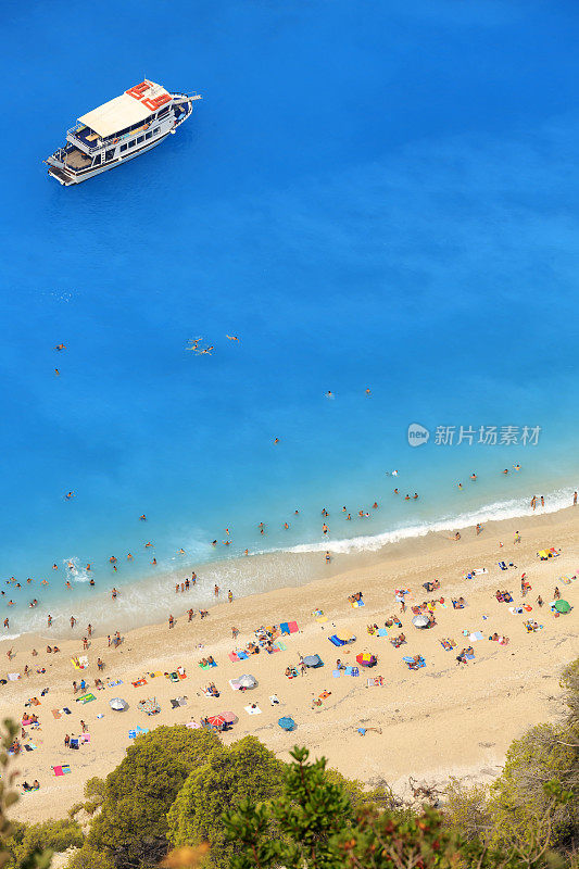 希腊爱奥尼亚群岛莱夫卡达的Egremni海滩上的人群