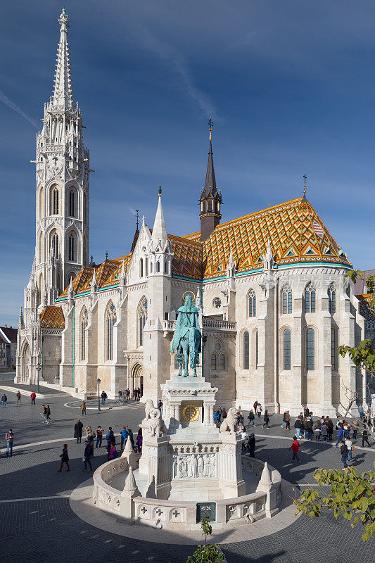 匈牙利布达佩斯的马提亚教堂和圣斯蒂芬雕像