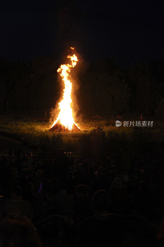 篝火庆祝国庆日在魁北克，加拿大。