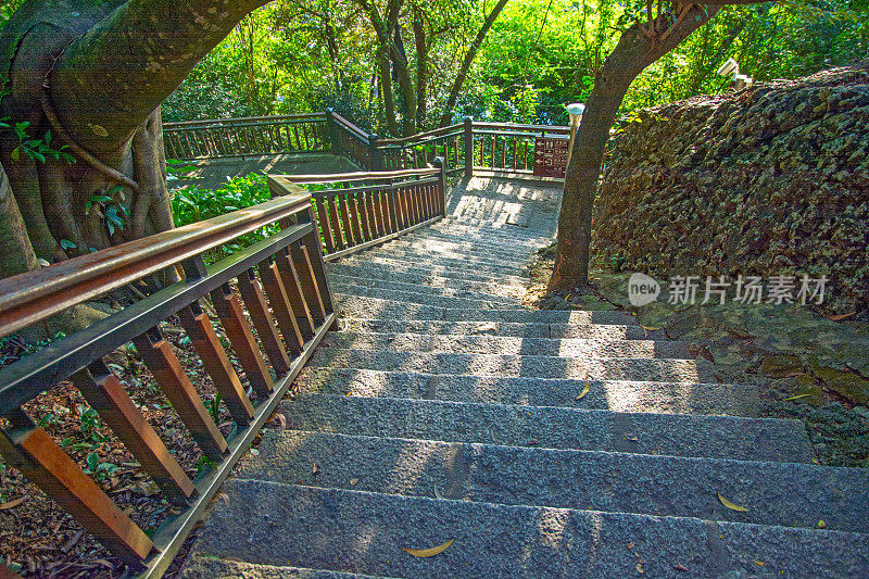 巨大的石阶在美丽浓密的石阶下到亚洲公园